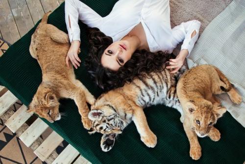 Принимаю заказы на фотосессии с тигренком и львенком на 21-22 апреля! 01