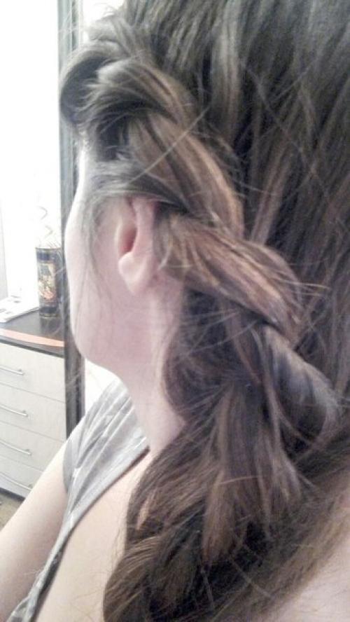 Вот еще одна простецкая прическа за 5 минут. 01