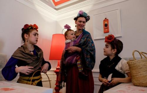 Петербуржцы откликнулись на призыв организаторов выставки работ знаменитой мексиканской художницы прийти в музей в образе Фриды кало. 02