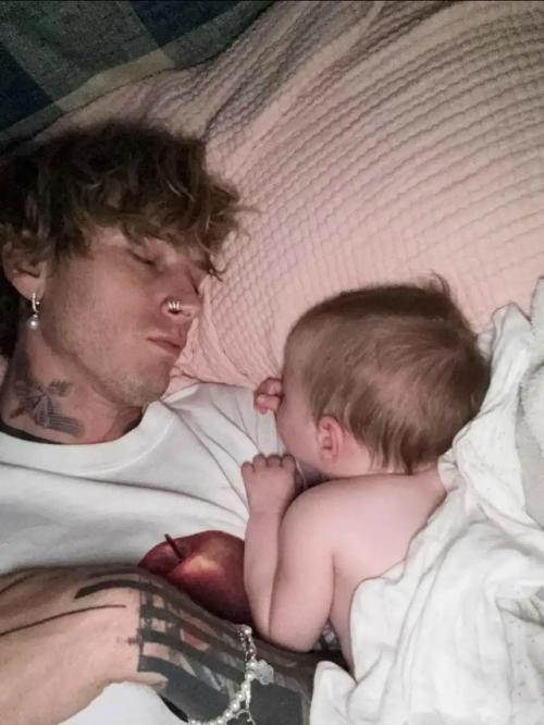 Меган Фокс с бывшим из-за снимков дочери поругалась. 02