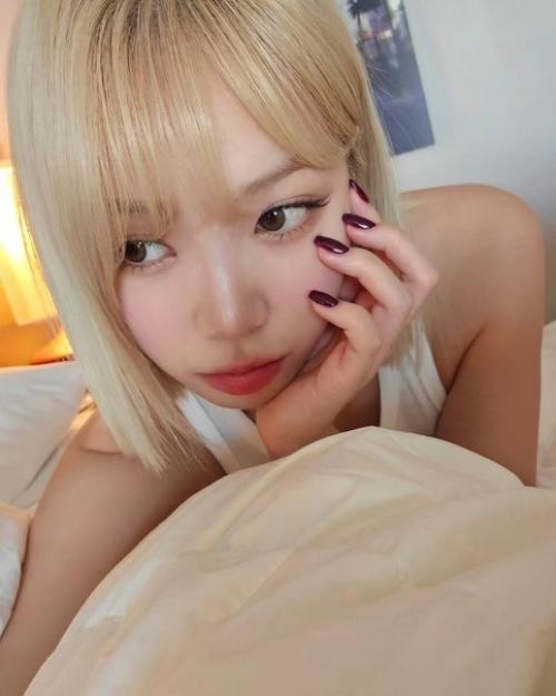 У Chaewon (LE Sserafim) сейчас короткие светлые волосы? 06