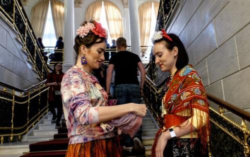 Петербуржцы откликнулись на призыв организаторов выставки работ знаменитой мексиканской художницы прийти в музей в образе Фриды кало. 04
