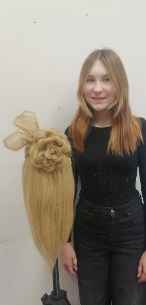 Наша воспитанница Анечка, ей всего 14 лет, уже создает произведения искусств в виде причесок. 04