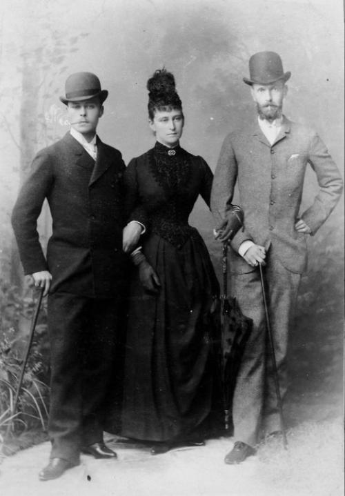 Редкая возможность увидеть старинные прически и платья со спины - на неожиданных фотографиях первых дам российской империи. 02 Редкая возможность увидеть старинные прически и платья со спины - на неожиданных фотографиях первых дам российской империи. 02