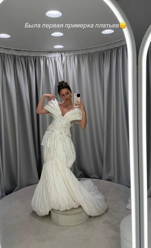 Каролина, похоже, уже выбрала свадебное платье, и это подтверждает, что подготовка к церемонии идёт полным ходом. 

