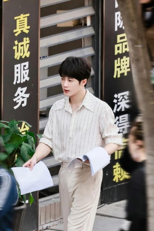 Очень цзяньчику идет такая прическа, с полностью закрытым волосами лбом. 01