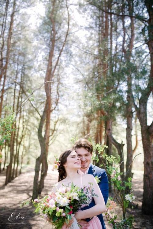 Волшебный день в лесу, пронзительная ясность весеннего неба и звенящие сосны, максимально приближенный к природе декор продуманный до мелочей. 01