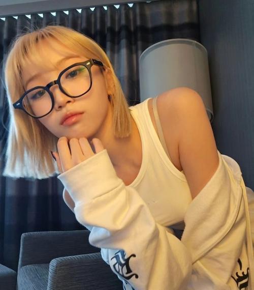 130424: о, у Ким чэвон из Le Sserafim теперь короткая стрижка и блонд? 04