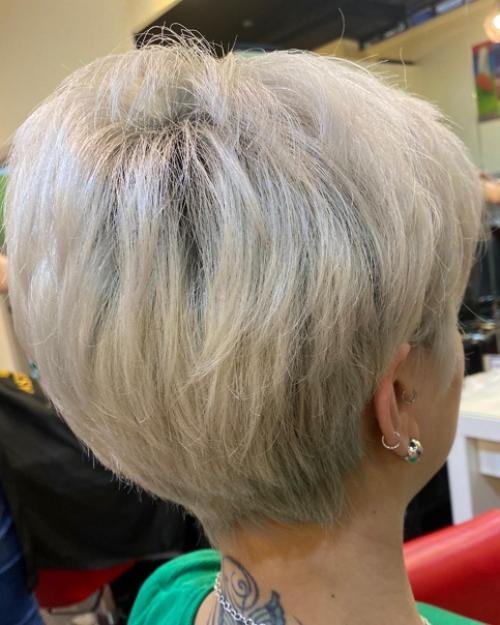 Удлиненная стрижка пикси успела с триумфом завоевать модный мир и покорила женщин всех возрастов своей универсальностью и простотой укладки. 02