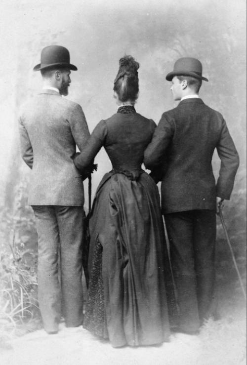 Редкая возможность увидеть старинные прически и платья со спины - на неожиданных фотографиях первых дам российской империи. 03 Редкая возможность увидеть старинные прически и платья со спины - на неожиданных фотографиях первых дам российской империи. 03