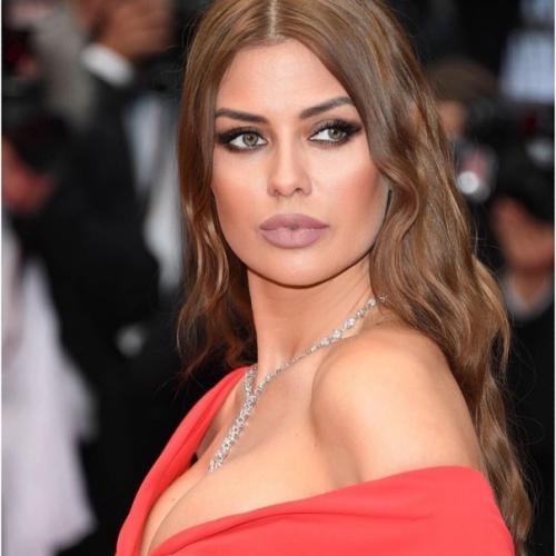 Говорят, что прическа - последний штрих, показывающий, знает ли женщина саму себя. 05