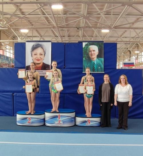 По лицу Доминик видно счастье нам вручили значок с 2 взрослым разрядом. 01