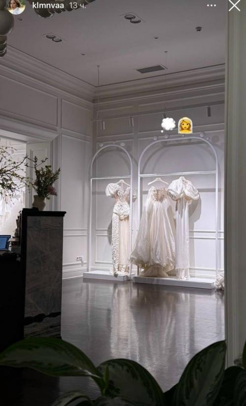 Каролина, похоже, уже выбрала свадебное платье, и это подтверждает, что подготовка к церемонии идёт полным ходом. 01