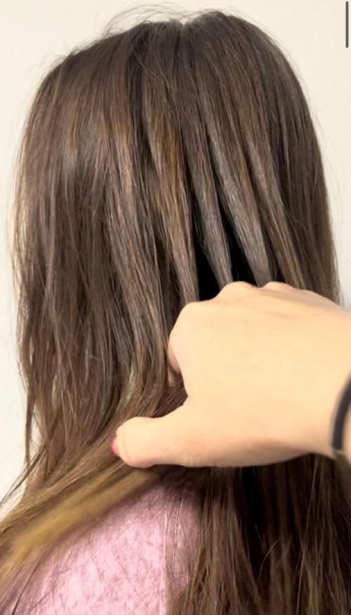 Сделали стрижку в технике бесшовный каскад и окрасили волосы в модный в этом сезоне фиолетовый градиент. 01