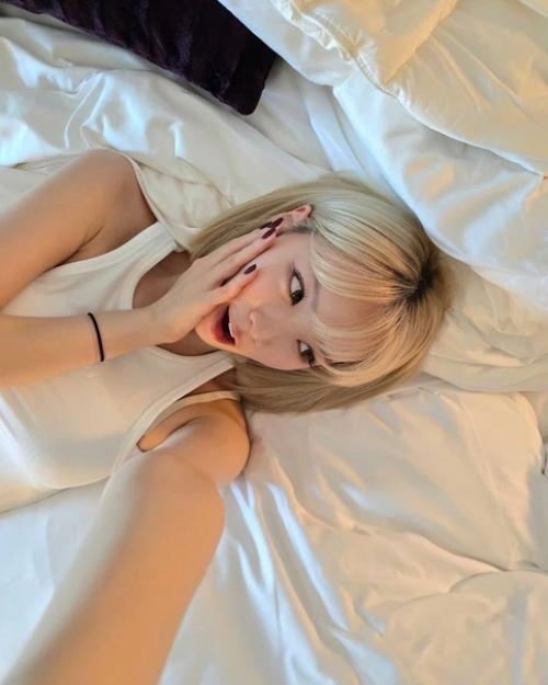 У Chaewon (LE Sserafim) сейчас короткие светлые волосы? 02