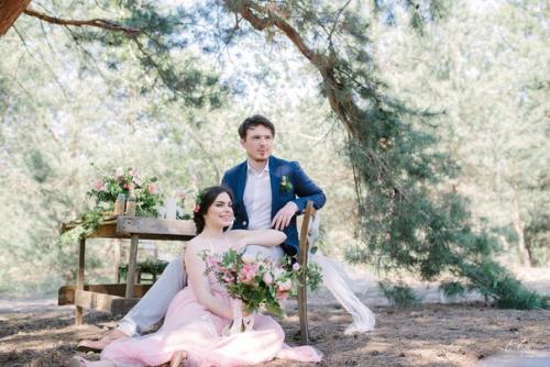 Волшебный день в лесу, пронзительная ясность весеннего неба и звенящие сосны, максимально приближенный к природе декор продуманный до мелочей. 06