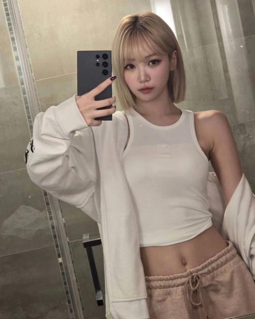 У Chaewon (LE Sserafim) сейчас короткие светлые волосы? 01