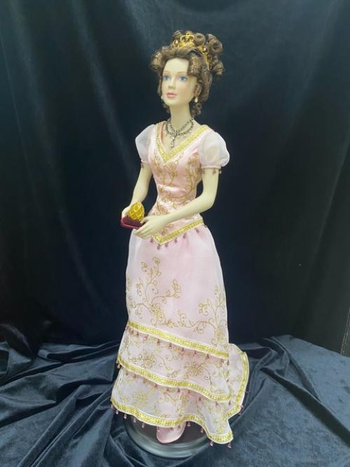 Дореволюционное великолепие стиля карла фаберже вдохновляло художников кукольников не раз. 03