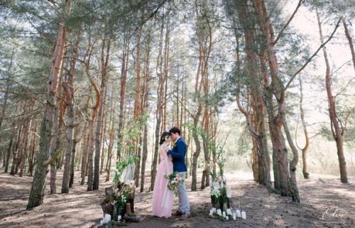 Волшебный день в лесу, пронзительная ясность весеннего неба и звенящие сосны, максимально приближенный к природе декор продуманный до мелочей. 04