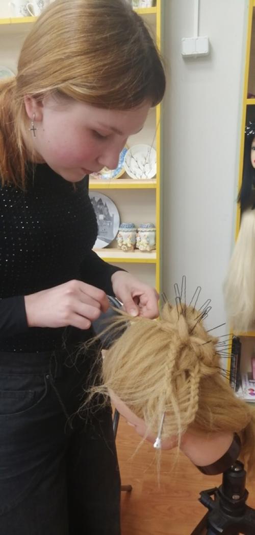 Наша воспитанница Анечка, ей всего 14 лет, уже создает произведения искусств в виде причесок. 02