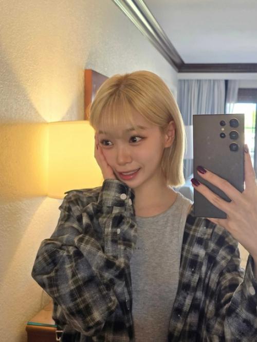 У Chaewon (LE Sserafim) сейчас короткие светлые волосы? 08