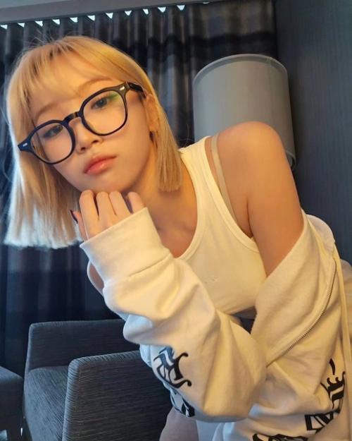 У Chaewon (LE Sserafim) сейчас короткие светлые волосы? 03