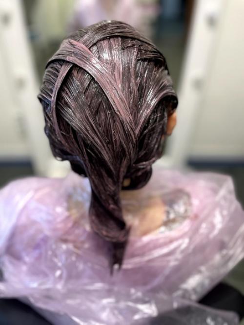 Сделали стрижку в технике бесшовный каскад и окрасили волосы в модный в этом сезоне фиолетовый градиент. 02