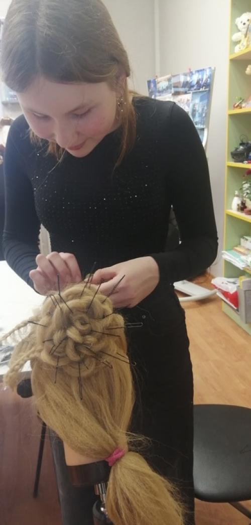 Наша воспитанница Анечка, ей всего 14 лет, уже создает произведения искусств в виде причесок. 01