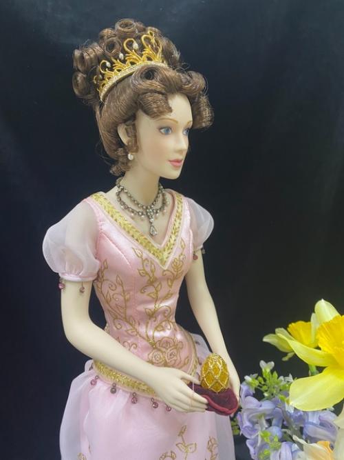 Дореволюционное великолепие стиля карла фаберже вдохновляло художников кукольников не раз. 02