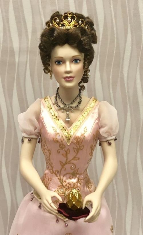 Дореволюционное великолепие стиля карла фаберже вдохновляло художников кукольников не раз. 01