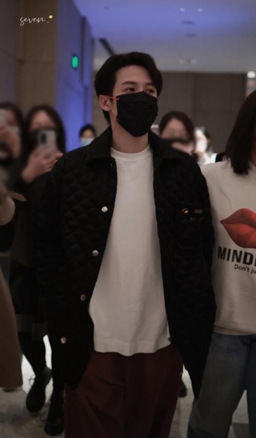 Очень цзяньчику идет такая прическа, с полностью закрытым волосами лбом. 03