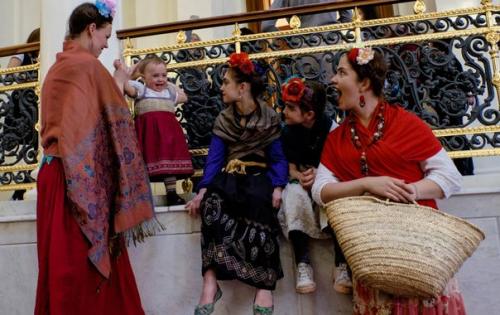 Петербуржцы откликнулись на призыв организаторов выставки работ знаменитой мексиканской художницы прийти в музей в образе Фриды кало. 01