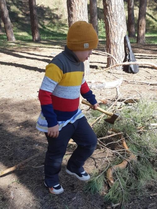 Посетили лес с Алексеем ( я оценила прелести передвижения на машине) и частью нашей большой семьи и в дружеской компании! 03