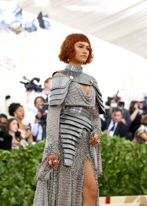 Зендея на Met Gala 2018 - воплощение Жанны д'Арк на красной дорожке. 04