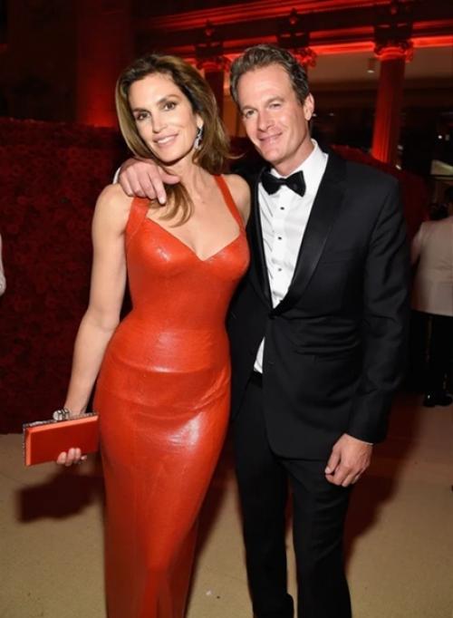 От Джоли до Дилары: звезды, которые сами сделали предложение своим мужчинам. 02