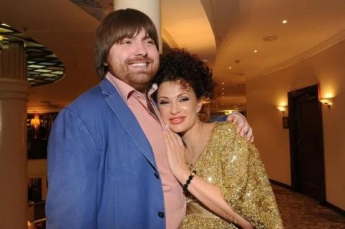 От Джоли до Дилары: звезды, которые сами сделали предложение своим мужчинам. 04