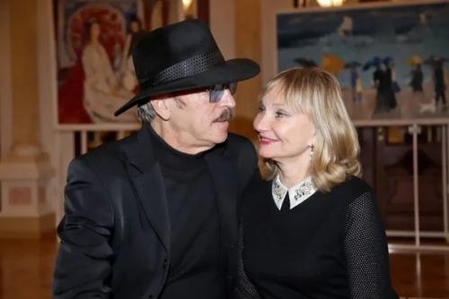 От Джоли до Дилары: звезды, которые сами сделали предложение своим мужчинам. 06