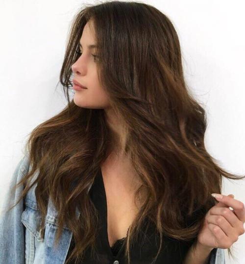 Распущенные, но уложенные волосы всегда смотрятся эффектно и элегантно. 01