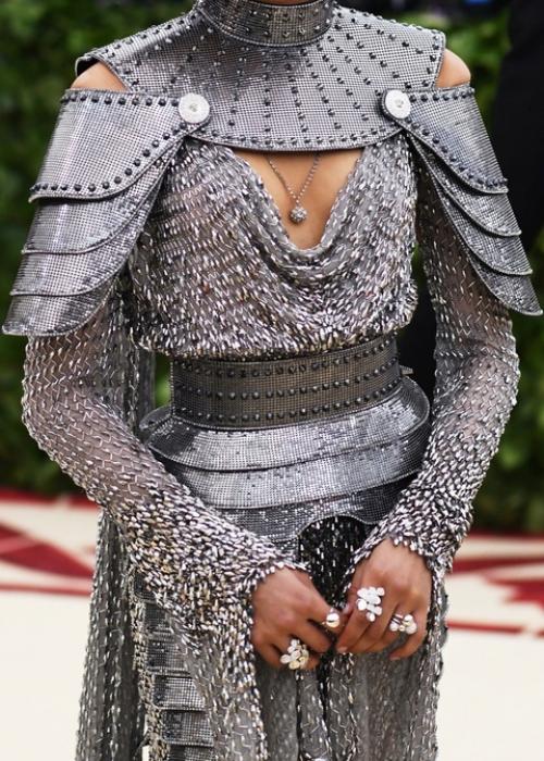 Зендея на Met Gala 2018 - воплощение Жанны д'Арк на красной дорожке. 01