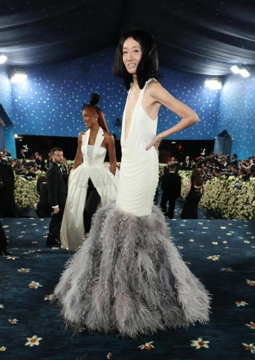75-Летняя Вера вонг на Met Gala - 2025 без ретуши. 02