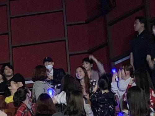 Fanacc@Sujuhandroz. 190505 хичоль на своём разговорном концерте Heetalk: 06 Fanacc@Sujuhandroz. 190505 хичоль на своём разговорном концерте Heetalk: 06