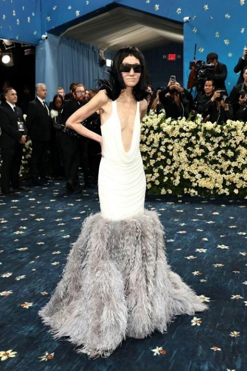 75-Летняя Вера вонг на Met Gala - 2025 без ретуши. 01