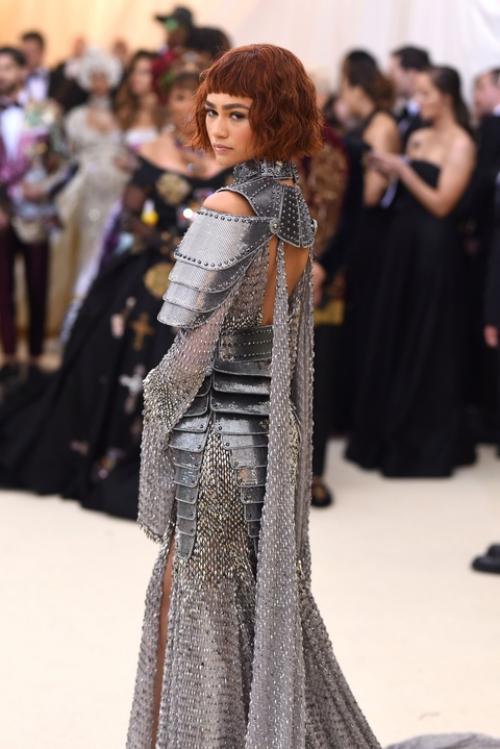 Зендея на Met Gala 2018 - воплощение Жанны д'Арк на красной дорожке. 07