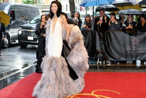 75-Летняя Вера вонг на Met Gala - 2025 без ретуши. 03