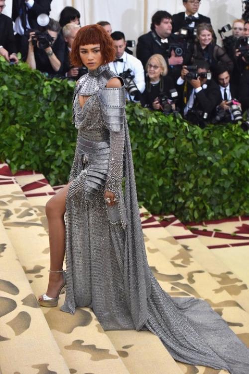 Зендея на Met Gala 2018 - воплощение Жанны д'Арк на красной дорожке. 02