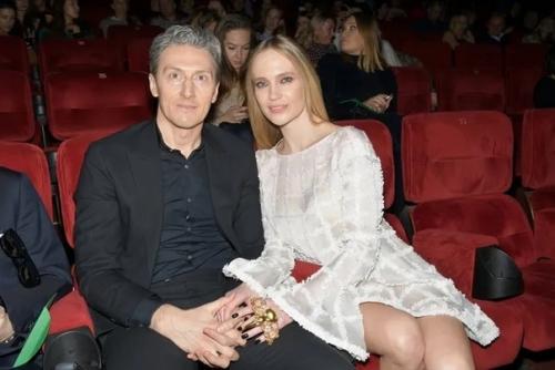 От Джоли до Дилары: звезды, которые сами сделали предложение своим мужчинам. 03