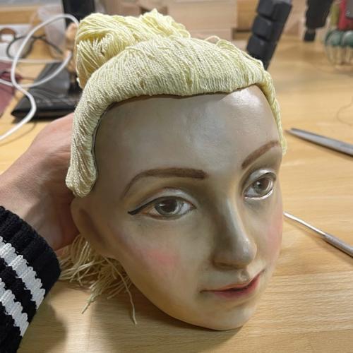 На примере балерины, расскажу вам о моем любимом способе создавать прическу куклы. 01