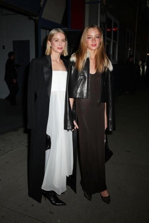 Наоми уоттс с 15-летним сыном каем на показе Dior. 03