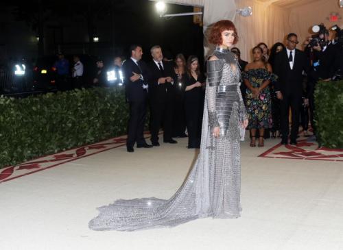 Зендея на Met Gala 2018 - воплощение Жанны д'Арк на красной дорожке. 06