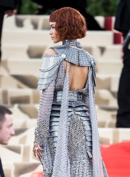 Зендея на Met Gala 2018 - воплощение Жанны д'Арк на красной дорожке. 03